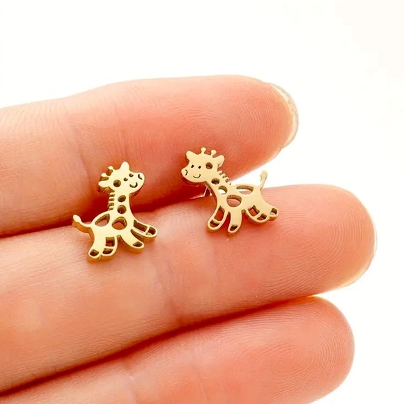 Adorable Smiling Giraffe Stud Earrings (Stainless Steel, Gold Tone) 🦒 - Picture 1 of 3